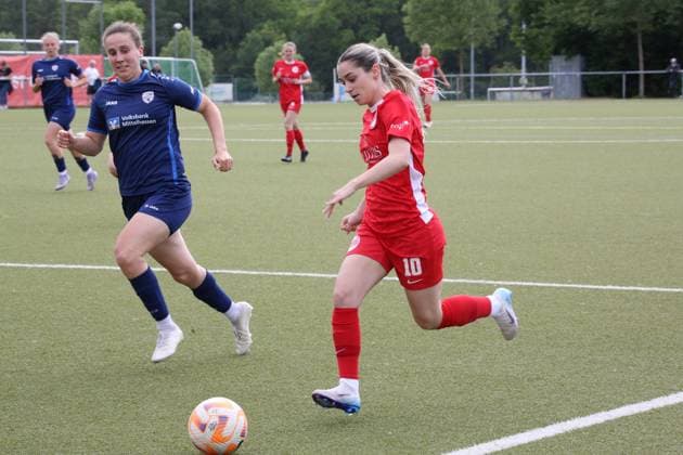 29.05.2025 xmgoodx Offenbach am Main, Fussball Hessenpokal 2024 2025 Halbfinale Frauen Kickers Offenbach (OFC) - FSV Hessen Wetzlar NataÅ¡a Petrov (10, OFC Frauen) gegen Anna Lotte Donner (FSV Hessen Wetzlar)