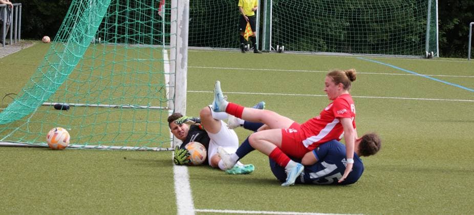 29.05.2025 xmgoodx Offenbach am Main, Fussball Hessenpokal 2024 2025 Halbfinale Frauen Kickers Offenbach (OFC) - FSV Hessen Wetzlar Ann-Kathrin Seiler (11, OFC Frauen) gegen Anna Lotte Donner und Torwart Janina Beffart (FSV Hessen Wetzlar)