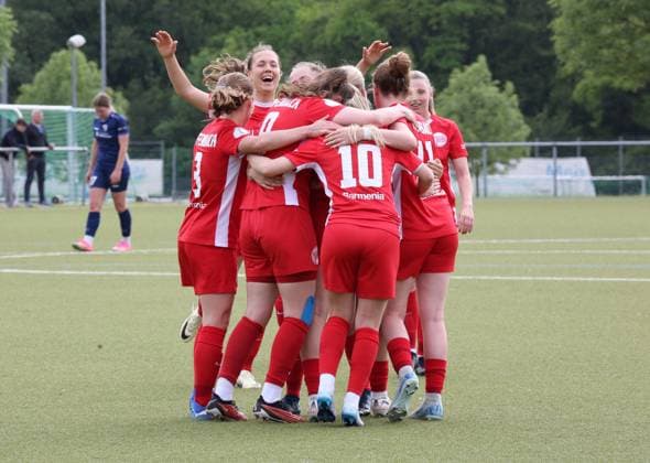 29.05.2025 xmgoodx Offenbach am Main, Fussball Hessenpokal 2024 2025 Halbfinale Frauen Kickers Offenbach (OFC) - FSV Hessen Wetzlar Torjubel nach dem 2:0 durch Leonie Gosch (8, OFC Frauen)