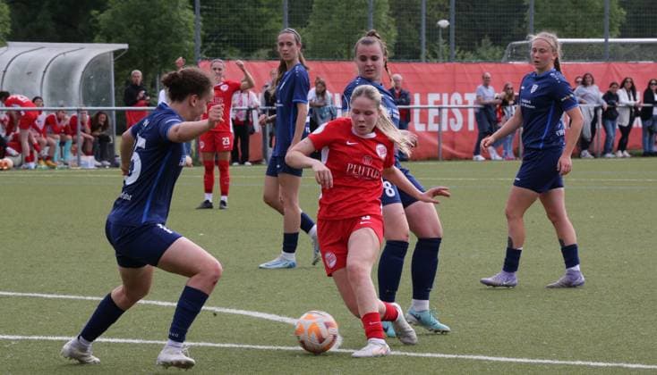 29.05.2025 xmgoodx Offenbach am Main, Fussball Hessenpokal 2024 2025 Halbfinale Frauen Kickers Offenbach (OFC) - FSV Hessen Wetzlar Leonie Gosch (8, OFC Frauen) gegen Anna Lotte Donner (FSV Hessen Wetzlar)
