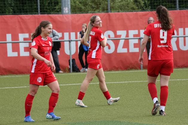 29.05.2025 xmgoodx Offenbach am Main, Fussball Hessenpokal 2024 2025 Halbfinale Frauen Kickers Offenbach (OFC) - FSV Hessen Wetzlar Torjubel nach dem 3:0 durch Leonie Gosch (8, OFC Frauen) hier mit Franziska Marie Riepl (3, OFC Frauen) und Adelina Zekaj (9, OFC Frauen)