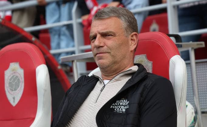 Antwerp s head coach Andries Ulderink pictured during a soccer match between Royal Antwerp FC and Sporting Charleroi, Thursday 29 May 2025 in Antwerp, on the last day of the Europe Play-offs of the 2024-2025 Jupiler Pro League first division of the Belgian championship. VIRGINIExLEFOUR  x125615304x