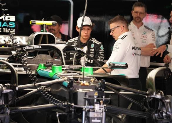 29.05.2025, Circuit de Catalunya, Barcelona, Formel 1 Aramco Grand Prix von Spanien 2025 , im Bild Andrea Kimi Antonelli (ITA), Mercedes-AMG Petronas Formula One Team mit seinem Renningenieur Peter Bonnington (Mercedes-AMG Petronas F1 Team (Photo by Hasan Bratic DeFodi Images)