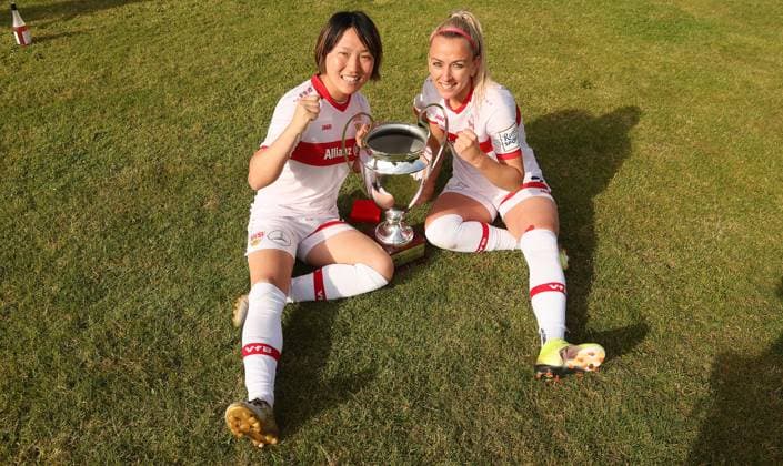 Münchingen , Fußball WFV-Pokal Finale der Frauen , VfB Stuttgart Frauen vs. VfL Herrenberg , von links: Yuka Hirano Mandy Islacker ( VfB )