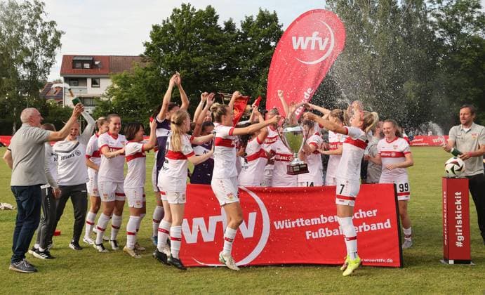 Münchingen , Fußball WFV-Pokal Finale der Frauen , VfB Stuttgart Frauen vs. VfL Herrenberg , mit Pokal , von links: Jana Beuschlein Mandy Islacker , rechts: Trainer Heiko Gerber , Jubel VfB