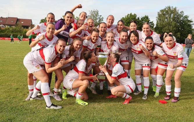 Münchingen , Fußball WFV-Pokal Finale der Frauen , VfB Stuttgart Frauen vs. VfL Herrenberg , Jubel VfB Mannschaft