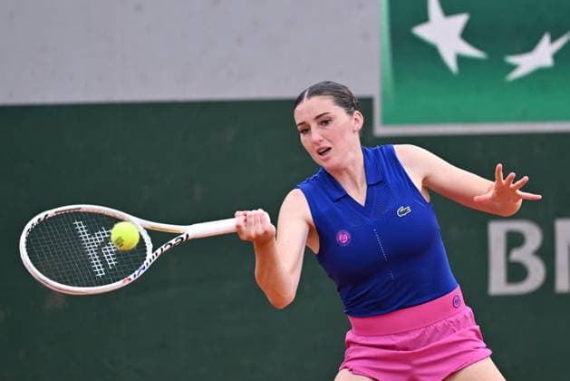 2025 Roland-Garros - Day 5 PARIS, FRANCE - MAY 29: Elsa Jacquemont of France in action against Alycia Parks of USA during the Women s Singles Second Round match on Day Five of the 2025 French Open at Roland Garros on May 29, 2025 in Paris, France. Mustafa Yalcin Anadolu Paris France. Editorial use only. Please get in touch for any other usage.  Copyright: x2025xAnadoluxMustafaxYalcinx
