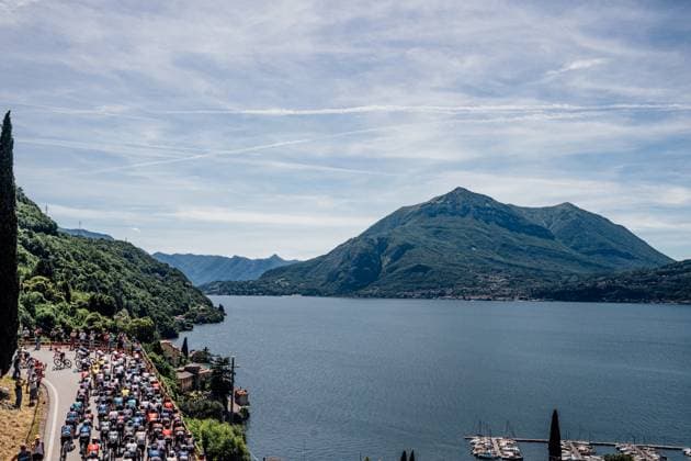 2025 Giro d Italia Stage 18 Picture by Zac Williams SWpix.com - 29 05 2025 - Cycling - 2025 Giro d Italia Stage 18, Morbegno to Cesano Maderno, Italy - The peloton. Copyright: x xSWpix.comx(t axPhotographyxHubxLtd)xZacxWilliams SWpix.comx SWP-2645