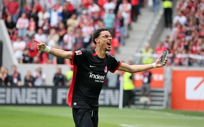 17.05.25 SC Freiburg - Eintracht Frankfurt Deutschland, Freiburg, 17.05.2025, Fussball, Bundesliga, SC Freiburg - Eintracht Frankfurt: Hugo Ekitike (Eintracht Frankfurt); Schlussjubel Einzug Champions League.