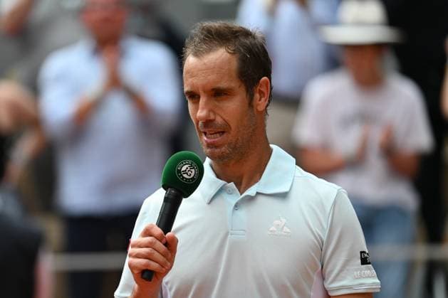Roland Garros 2025: Tribute to French tennis player Richard Gasquet for his entire career after the tennis match against Jannik Sinner, Men s Singles, on Philippe-Chatrier court during the Grand Slam tennis tournament, on May 29, 2025, at the Roland-Garros stadium in Paris, France., France. - 29 05 2025 - France Ile-de-France (region) Paris -  JulienxMattiax xLexPictorium LePictorium_0309250