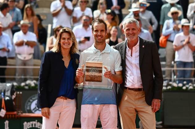 Roland Garros 2025: Tribute to French tennis player Richard Gasquet for his entire career after the tennis match against Jannik Sinner, Men s Singles, on Philippe-Chatrier court during the Grand Slam tennis tournament, on May 29, 2025, at the Roland-Garros stadium in Paris, France., France. - 29 05 2025 - France Ile-de-France (region) Paris -  JulienxMattiax xLexPictorium LePictorium_0309263