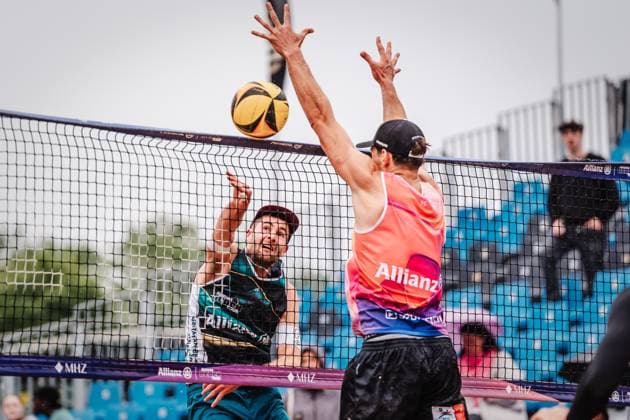 Beachvolleyball Männer Allianz German Beach Tour 2025 Tourstop Hamburg 29.05.2025 Manuel Harms links beim Angriff gegen Tristan Fröbel rechts Hamburg Active City Arena Heiligengeistf Hamburg Deutschland