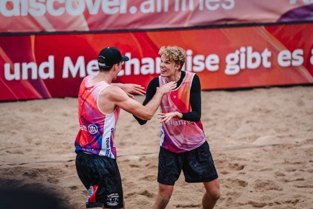 Beachvolleyball Männer Allianz German Beach Tour 2025 Tourstop Hamburg 29.05.2025 v.l. Tristan Fröbel und Tamo Wüst jubeln Hamburg Active City Arena Heiligengeistf Hamburg Deutschland