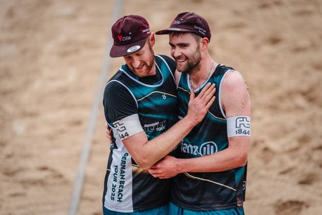 Beachvolleyball Männer Allianz German Beach Tour 2025 Tourstop Hamburg 29.05.2025 v.l. Yannick Harms und Manuel Harms freuen Hamburg Active City Arena Heiligengeistf Hamburg Deutschland