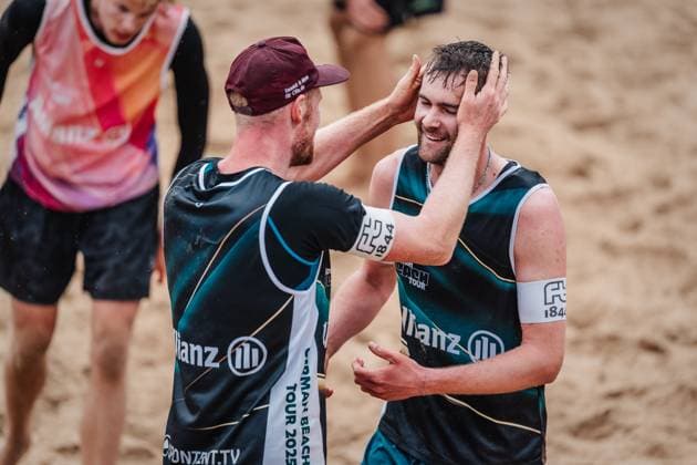 Beachvolleyball Männer Allianz German Beach Tour 2025 Tourstop Hamburg 29.05.2025 v.l. Yannick Harms und Manuel Harms freuen sich nach dem Sieg Hamburg Active City Arena Heiligengeistf Hamburg Deutschland