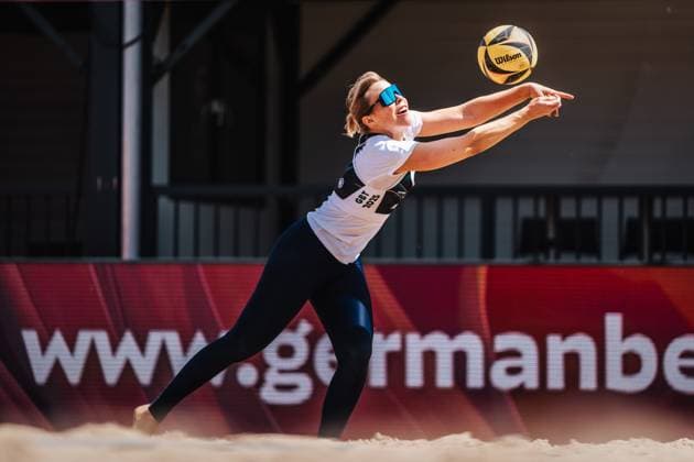 Beachvolleyball Frauen Allianz German Beach Tour 2025 Tourstop Hamburg 29.05.2025 Nina Interwies spielt den Ball Hamburg Active City Arena Heiligengeistf Hamburg Deutschland