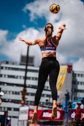 Beachvolleyball Frauen Allianz German Beach Tour 2025 Tourstop Hamburg 29.05.2025 Mila Jancar beim Aufschlag Hamburg Active City Arena Heiligengeistf Hamburg Deutschland