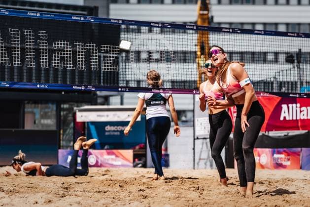 Beachvolleyball Frauen Allianz German Beach Tour 2025 Tourstop Hamburg 29.05.2025 v.l. Clara Dressen und Mila Jancar jubeln Hamburg Active City Arena Heiligengeistf Hamburg Deutschland