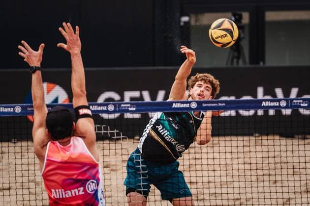 Beachvolleyball Männer Allianz German Beach Tour 2025 Tourstop Hamburg 29.05.2025 Luis Henrichs beim Angriff Hamburg Active City Arena Heiligengeistf Hamburg Deutschland