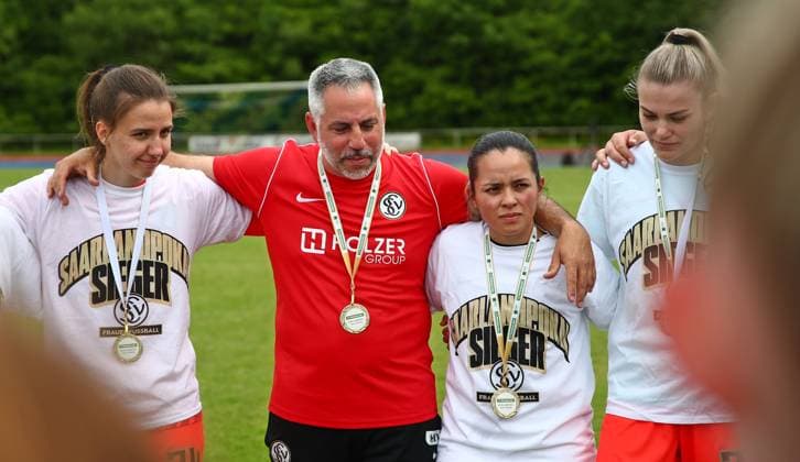 29.05.2025, xmohx, Fussball Wasgau Saarlandpokal-Finale Frauen 2025, 1.FC Saarbrücken - SV 07 Elversberg v.l. Trainer Kai Klankert (Elversberg) bei der Mannschaftsansprache nach dem Pokalsieg (DFL DFB REGULATIONS PROHIBIT ANY USE OF PHOTOGRAPHS as IMAGE SEQUENCES and or QUASI-VIDEO) Sankt Wendel
