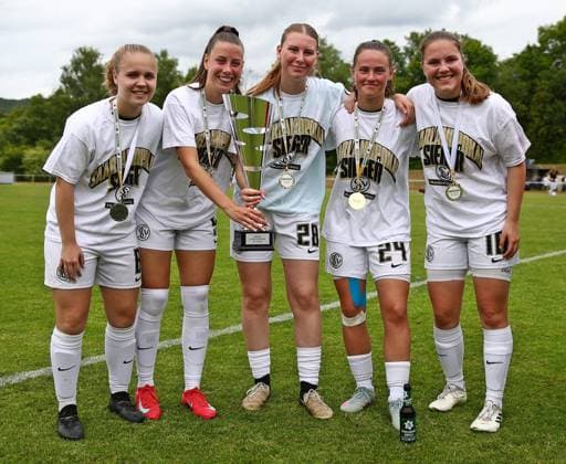 Sport Bilder des Tages 29.05.2025, xmohx, Fussball Wasgau Saarlandpokal-Finale Frauen 2025, 1.FC Saarbrücken - SV 07 Elversberg v.l. Elversberger Spielerinnen mit dem Pokal (DFL DFB REGULATIONS PROHIBIT ANY USE OF PHOTOGRAPHS as IMAGE SEQUENCES and or QUASI-VIDEO) Sankt Wendel