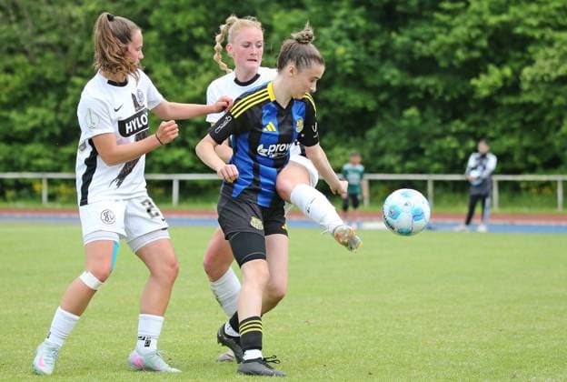 29.05.2025, xmohx, Fussball Wasgau Saarlandpokal-Finale Frauen 2025, 1.FC Saarbrücken - SV 07 Elversberg v.l. Emily Klein und Lea-Marie Grünnagel (Elversberg), Emma Wagner (Saarbrücken) (DFL DFB REGULATIONS PROHIBIT ANY USE OF PHOTOGRAPHS as IMAGE SEQUENCES and or QUASI-VIDEO) Sankt Wendel