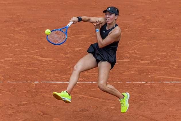 2025 French Open - Day Five Jessica Pegula returns the ball against Ann Li at the Roland Garros Grand Slam Tournament in Paris, France, on May 29, 2025. Paris France  Copyright: xRobertxSzaniszlox originalFilename:szaniszlo-notitle250529_npjl2.jpg