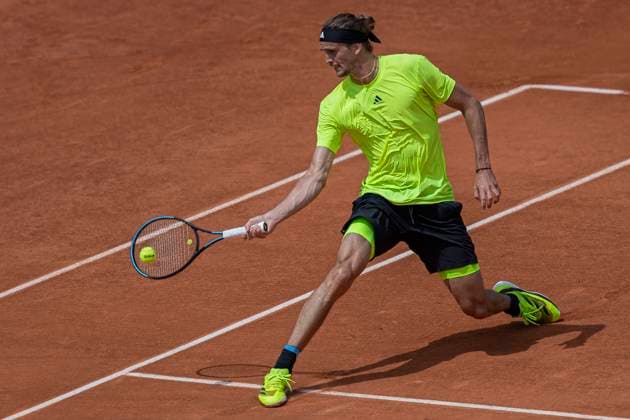 Sport Bilder des Tages 2025 French Open - Day Five Alexander Zverev returns the ball against Jesper De Jong at the Roland Garros Grand Slam Tournament in Paris, France, on May 29, 2025. Paris France  Copyright: xRobertxSzaniszlox originalFilename:szaniszlo-notitle250529_npVRo.jpg