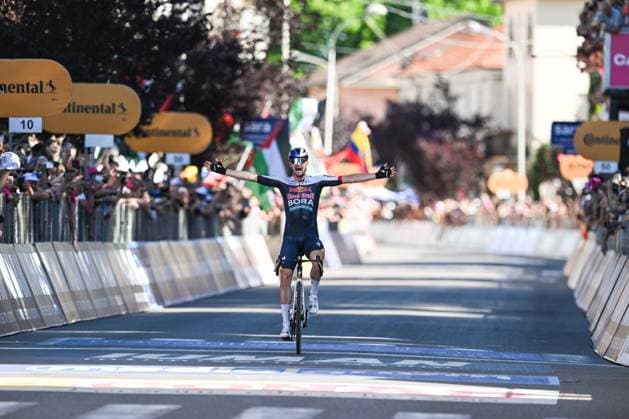 Sport Bilder des Tages 108th Giro D Italia 2025 - Stage 18 In Cesano Maderno, Italy, on May 29, 2025, Nico Denz of Germany and Team Red Bull celebrates at the finish line as the stage winner during the 108th Giro d Italia 2025, Stage 18, a 144km stage from Morbegno to Cesano Maderno 1,800m UCIWT . Cesano Maderno Italy  Copyright: xTizianoxBallabiox originalFilename:ballabio-108thgir250529_npE4q.jpg