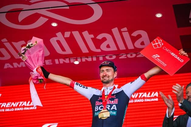 108th Giro D Italia 2025 - Stage 18 In Cesano Maderno, Italy, on May 29, 2025, Red Bull-Bora-Hansgrohe s German rider Nico Denz celebrates on the podium after winning the 108th Giro d Italia 2025, Stage 18, a 144km stage from Morbegno to Cesano Maderno. Cesano Maderno Italy  Copyright: xTizianoxBallabiox originalFilename:ballabio-108thgir250529_npkM8.jpg