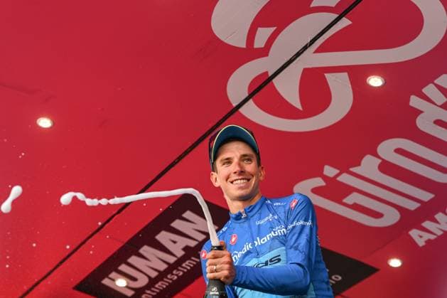 108th Giro D Italia 2025 - Stage 18 In Cesano Maderno, Italy, on May 29, 2025, XDS Astana Team s Italian rider Lorenzo Fortunato wears the best climber s blue jersey (Maglia Azzura) and celebrates on the podium during the 108th Giro d Italia 2025, Stage 18, a 144km stage from Morbegno to Cesano Maderno. Cesano Maderno Italy  Copyright: xTizianoxBallabiox originalFilename:ballabio-108thgir250529_npktN.jpg