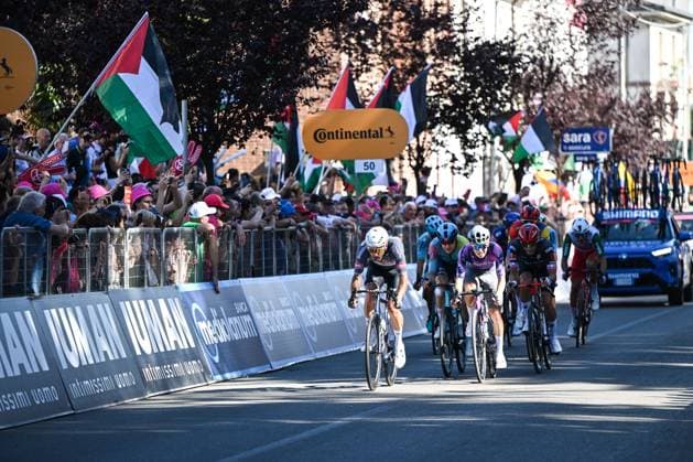 108th Giro D Italia 2025 - Stage 18 A general view of the peloton passing the finish line during the 108th Giro d Italia 2025, Stage 18, a 144 km stage from Morbegno to Cesano Maderno, 1,800 m, in Bormio, Italy, on May 29, 2025. Cesano Maderno Italy  Copyright: xTizianoxBallabiox originalFilename:ballabio-108thgir250529_nppgQ.jpg