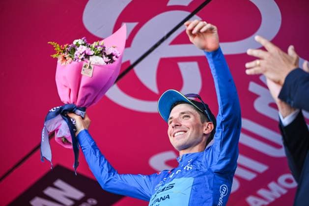108th Giro D Italia 2025 - Stage 18 In Cesano Maderno, Italy, on May 29, 2025, XDS Astana Team s Italian rider Lorenzo Fortunato wears the best climber s blue jersey (Maglia Azzura) and celebrates on the podium during the 108th Giro d Italia 2025, Stage 18, a 144km stage from Morbegno to Cesano Maderno. Cesano Maderno Italy  Copyright: xTizianoxBallabiox originalFilename:ballabio-108thgir250529_npUzE.jpg