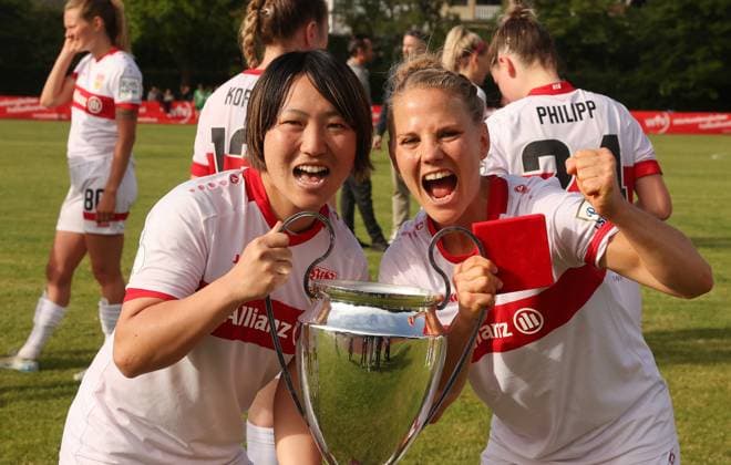 Sport Bilder des Tages Münchingen , Fußball WFV-Pokal Finale der Frauen , VfB Stuttgart Frauen vs. VfL Herrenberg , von links: Yuka Hirano Leonie Maier ( VfB )
