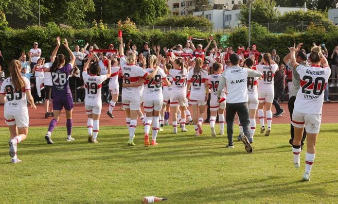 Münchingen , Fußball WFV-Pokal Finale der Frauen , VfB Stuttgart Frauen vs. VfL Herrenberg , Jubel VfB Mannschaft über den Pokalsieg