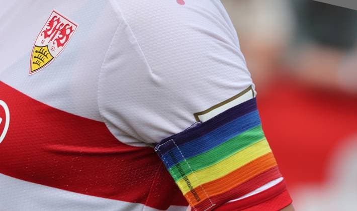 Münchingen , Fußball WFV-Pokal Finale der Frauen , VfB Stuttgart Frauen vs. VfL Herrenberg , Symbolbild , Regenbogen Armbinde Diversity