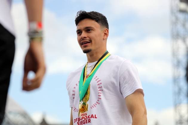 25.05.25 VfB Stuttgart Feier und Autokorso DFB-Pokal Sieg Stuttgart Schlossplatz Deutschland, Stuttgart, 25.05.2025, Fussball, Bundesliga, Feier und Autokorso DFB-Pokal Sieg Stuttgart Schlossplatz: Fabian Rieder.