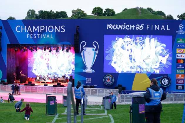 May 30, 2025, Munich, Germany: Football fans at the concert Stage during the Champions Festival Village ahead of the UEFA Champions League Final 2025 between Paris Saint-Germain and FC Internazionale Milano. Munich Germany - ZUMAs197 20250530_aaa_s197_014 Copyright: xMohammadxJavadxAbjoushakx