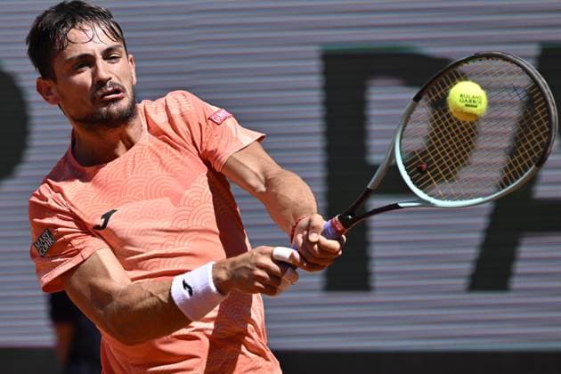2025 Roland-Garros - Day 6 PARIS, FRANCE - MAY 30: Mariano Navone of Argentina in action against Lorenzo Musetti (not seen) of Italy during their men s singles match on day 6 of the French Open tennis tournament on Court Suzanne-Lenglen in Paris, France on May 30, 2025. Burak Akbulut Anadolu Paris France. Editorial use only. Please get in touch for any other usage.  Copyright: x2025xAnadoluxBurakxAkbulutx