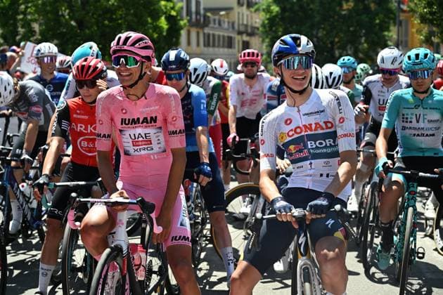 Sport Bilder des Tages May 30, 2025, Biella, ITALY: Mexican rider Isaac Del Toro Romero of Uae Team Emirates Xrg wearing the overall leader s pink jersey, italian rider Giulio Pellizzari of Red Bull - Bora - Hansgrohe wearing the best young rider s white jersey, waiting to the start for the 19th stage of the 108 Giro d Italia 2025, cycling race over 166 km from Biella to Champoluc, 30 May 2025. ANSA LUCA ZENNARO. Giro D Italia Cycling Tour - Stage 19  - ZUMAa110 20250530_zaf_a110_002 Copyright: xLucaxZennarox