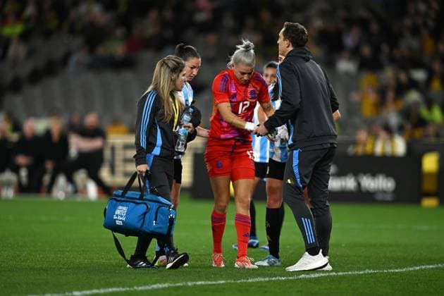 SOCCER AUSTRALIA ARGENTINA WOMEN, Abigail Chaves of Argentina (centre) with medical staff during the Women s friendly international match, Länderspiel, Nationalmannschaft between Australia and Argentina at Marvel Stadium in Melbourne, Friday, May 30, 2025. ( NO ARCHIVING, EDITORIAL USE ONLY MELBOURNE VICTORIA AUSTRALIA  Copyright: xJAMESxROSSx 20250530113647145660