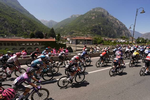 The pack rides during the stage 19 of the Giro d™Italia from Biella to Champoluc, Italy - Friday, May 30, 2025. - cycling.  Copyright: xFabioxFerrari LaPressex