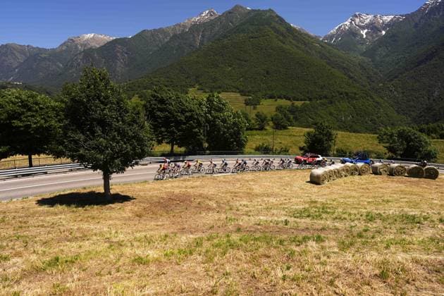 The pack rides during the stage 19 of the Giro d™Italia from Biella to Champoluc, Italy - Friday, May 30, 2025. - cycling.  Copyright: xFabioxFerrari LaPressex