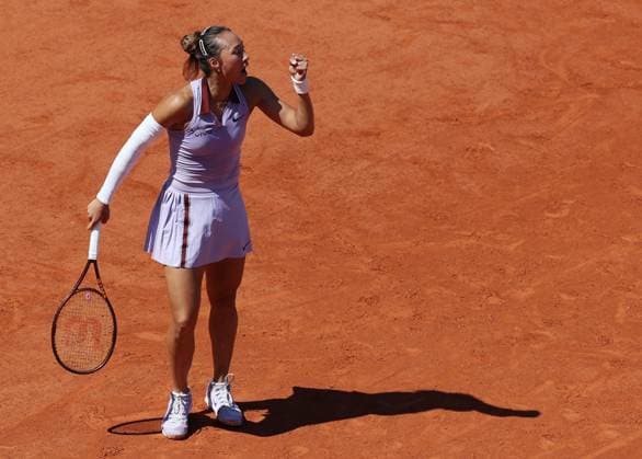 (250530) -- PARIS, May 30, 2025 -- Zheng Qinwen celebrates during the women s singles 3rd round match between Zheng Qinwen of China and Victoria Mboko of Canada at the French Open tennis tournament at Roland Garros, Paris, France, May 30, 2025. ) (SP)FRANCE-PARIS-TENNIS-FRENCH OPEN-WOMEN S SINGLES GaoxJing 