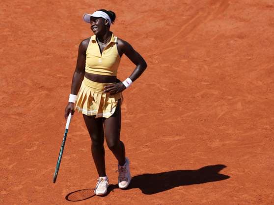 (250530) -- PARIS, May 30, 2025 -- Victoria Mboko reacts during the women s singles 3rd round match between Zheng Qinwen of China and Victoria Mboko of Canada at the French Open tennis tournament at Roland Garros, Paris, France, May 30, 2025. ) (SP)FRANCE-PARIS-TENNIS-FRENCH OPEN-WOMEN S SINGLES GaoxJing 