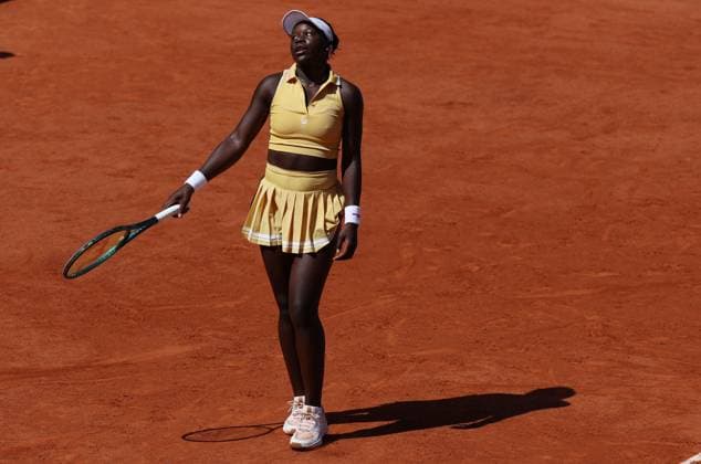 (250530) -- PARIS, May 30, 2025 -- Victoria Mboko reacts during the women s singles 3rd round match between Zheng Qinwen of China and Victoria Mboko of Canada at the French Open tennis tournament at Roland Garros, Paris, France, May 30, 2025. ) (SP)FRANCE-PARIS-TENNIS-FRENCH OPEN-WOMEN S SINGLES GaoxJing 