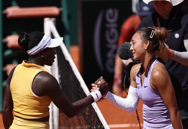 (250530) -- PARIS, May 30, 2025 -- Zheng Qinwen (R) of China greets Victoria Mboko of Canada after the women s singles 3rd round match at the French Open tennis tournament at Roland Garros, Paris, France, May 30, 2025. ) (SP)FRANCE-PARIS-TENNIS-FRENCH OPEN-WOMEN S SINGLES LixJing 
