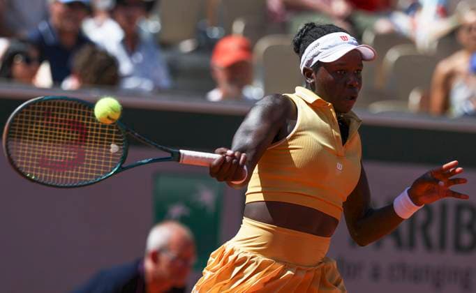 (250530) -- PARIS, May 30, 2025 -- Victoria Mboko returns a shot during the women s singles 3rd round match between Zheng Qinwen of China and Victoria Mboko of Canada at the French Open tennis tournament at Roland Garros, Paris, France, May 30, 2025. ) (SP)FRANCE-PARIS-TENNIS-FRENCH OPEN-WOMEN S SINGLES GaoxJing 