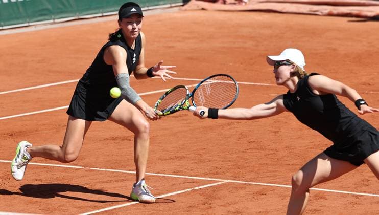 (250530) -- PARIS, May 30, 2025 -- Wang Xinyu (L) Zheng Saisai compete the women s doubles 2nd round match between Wang Xinyu Zheng Saisai of China and Ulrikke Eikeri (Norway) Hozumi Eri (Japan) at the French Open tennis tournament at Roland Garros, Paris, France, May 30, 2025. ) (SP)FRANCE-PARIS-TENNIS-FRENCH OPEN-WOMEN S DOUBLES LixJing 