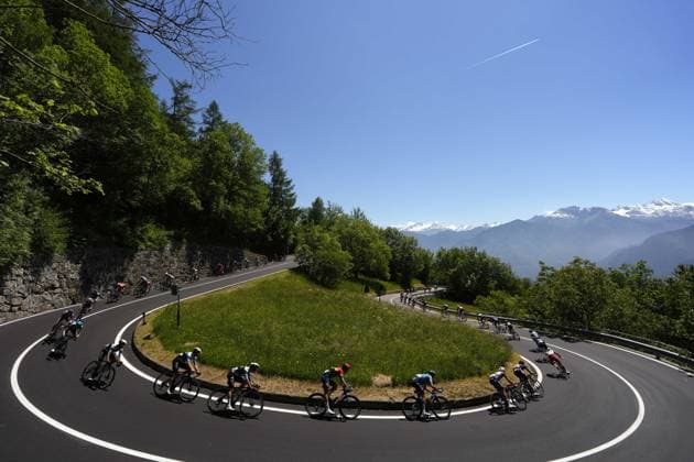 The pack rides during the stage 19 of the Giro d™Italia from Biella to Champoluc, Italy - Friday, May 30, 2025. - cycling.  Copyright: xFabioxFerrari LaPressex